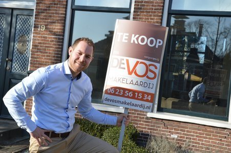 Devosmakelaardij te koop de vos makelaardij bij een te koop bord nabij Sneek